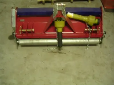 Verticuteermachine achter tractor